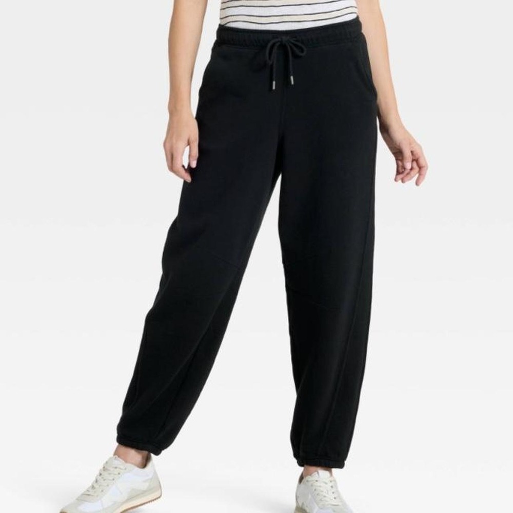 Universal Thread Women's Mid-Rise Barrel Leg Sweatpants